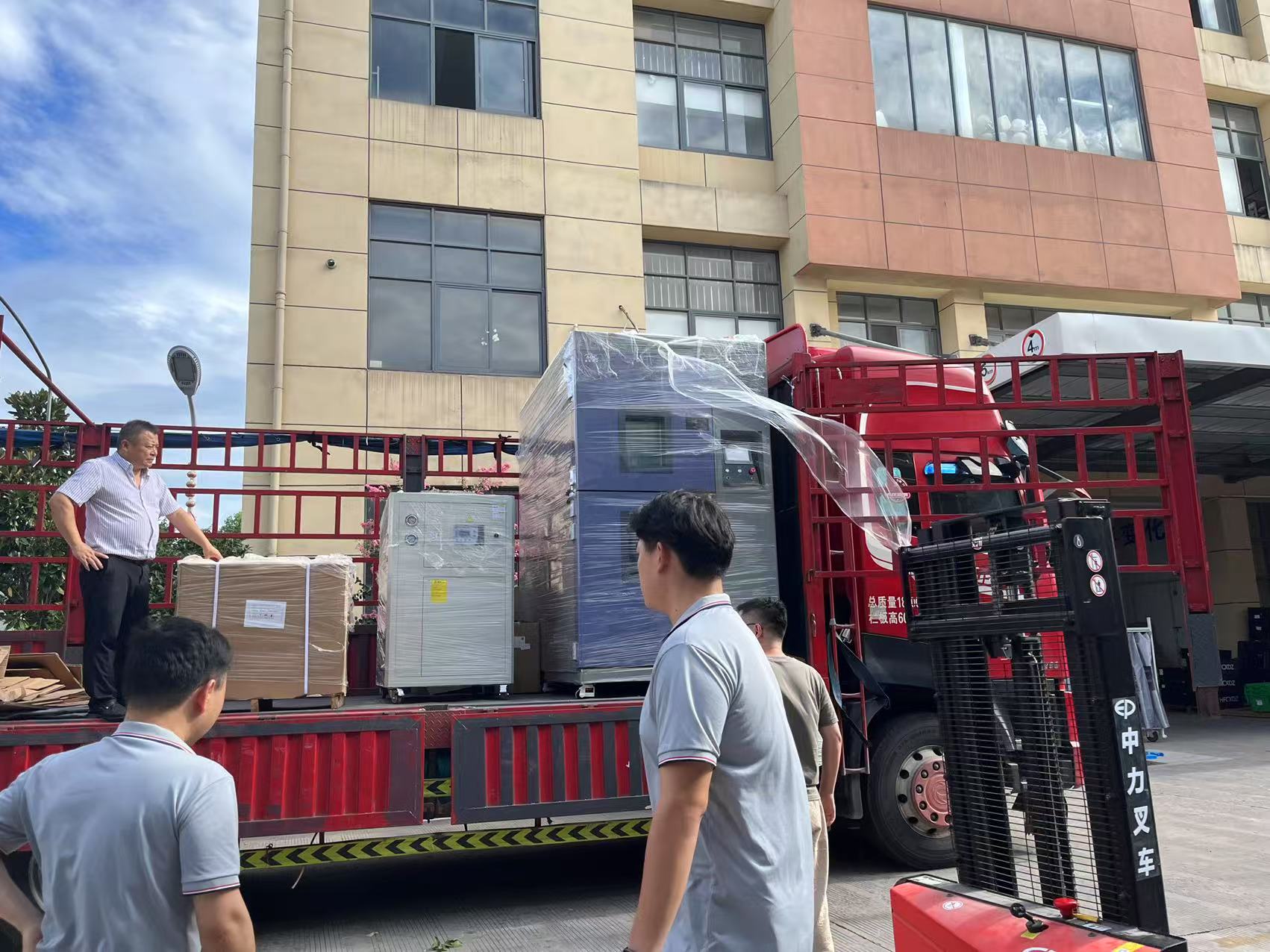 b5cadc83b638149114321e334d51284.jpg 溫度沖擊試驗箱等五臺設備發往客戶現場